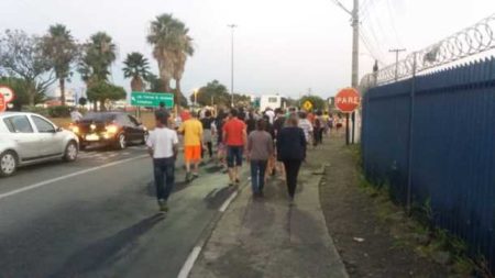 Manifestantes fazem passeata na rodovia SP 101