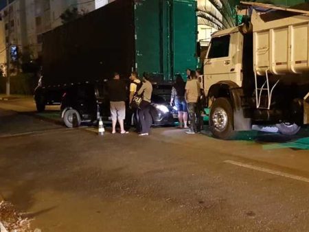 Veículo atravessa canteiro, só para ao bater em caminhão estacionado na região central de Hortolândia