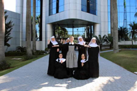 Integrantes do elenco de “A Noviça Rebelde” visitam fábrica da EMS em Hortolândia (SP)