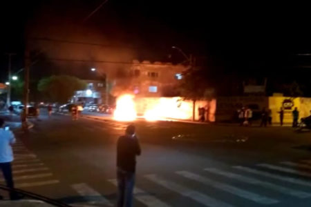 Manifestantes ateiam fogo em pneus e interdita Av Brasil no Jardim Amanda