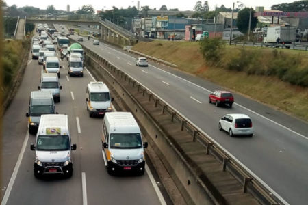 Motoristas de vans protestam na rodovia SP-101