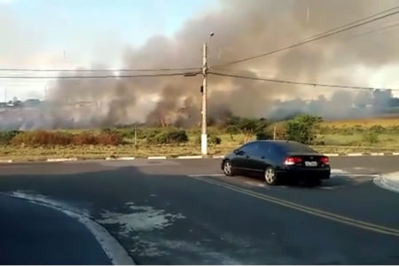 Queimada atinge bairros em Hortolândia