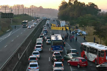 Motoristas enfrentam congestionamento na SP-101