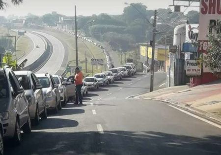 Abastecimento gera imensa fila de carros na contra mão