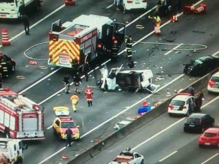 Acidente entre carro e caminhão na Dutra deixa 3 mortos