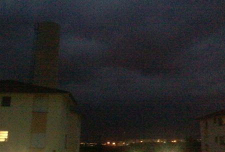 Tempo fechado e chuva deixa noite fria em Hortolândia