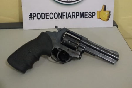 Um foi preso por porte ilegal de arma no Santa Emília