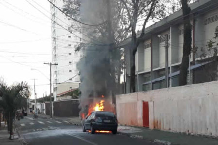 Veículo estacionado pega fogo no Fátima em Hortolândia