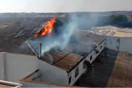 Incêndio atinge prédio do antigo cinema Alvorada em Leme, SP
