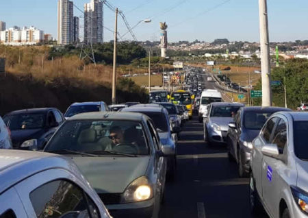 Motoristas enfrentam congestionamento na região da Unicamp