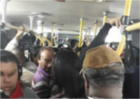 Moradora reclama da superlotação de ônibus e pede para registrarem reclamações