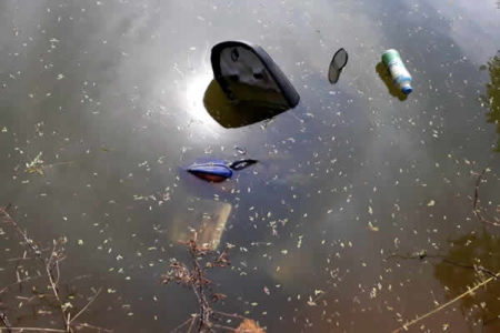 Motocicleta aparece boiando em lagoa no Jardim São Bento