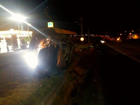 Motorista perde o controle do carro e bate em poste na SP-101, em Hortolândia