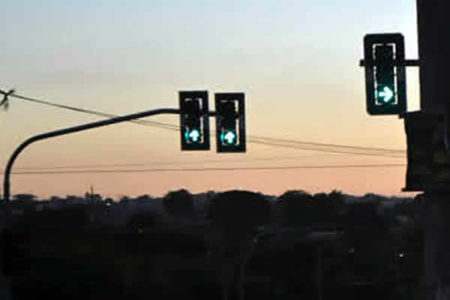 Sinais de trânsito é desrespeitado por motoristas em avenidas no Jardim Amanda