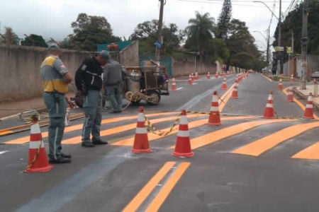 Rua em frente ao Unasp recebe sinalização de trânsito
