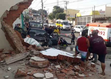 Condutor fica ferido após  veículo derrubar muro