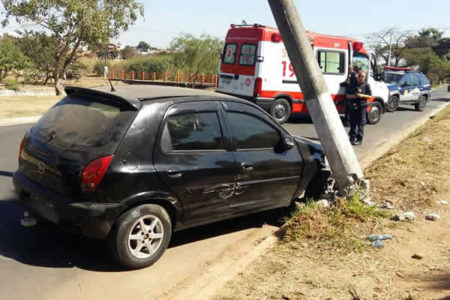 Motorista passa mal e colide veículo com poste em Hortolândia