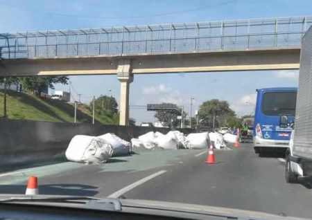 Acidente com caminhão deixa carga na pista e SP 101 congestionada