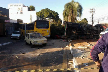 Grave acidente entre caminhão, ônibus e veículos assusta moradores