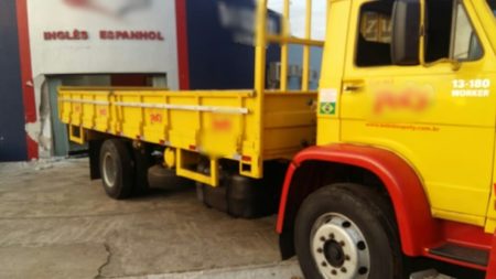 Caminhão sem freio destrói fachada de escola de idiomas no Jardim Amanda