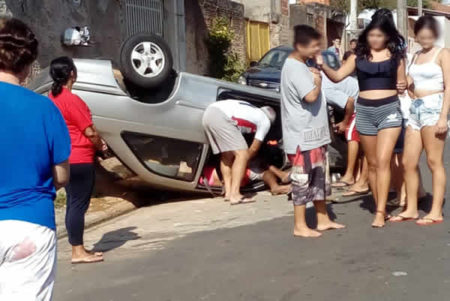 Carro capota após motorista perder o controle no Sumarezinho