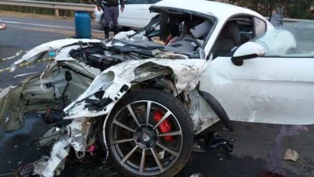 Motorista e passageiro morrem após capotar Porsche na SP 101