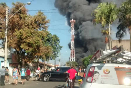 Incêndio em Galpão de reciclagem no Jardim Amanda