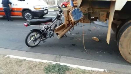 Motociclista bate atrás de caminhão e fica gravemente ferido em Hortolândia
