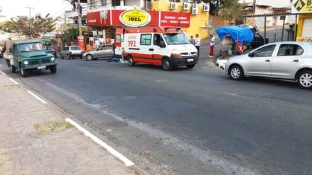 Motociclistas ficam feridos após colisão no Jardim Minda