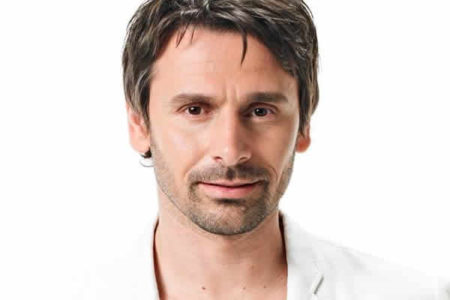 Murilo Rosa comemora 25 anos de carreira cantando trilhas sonoras de seus personagens