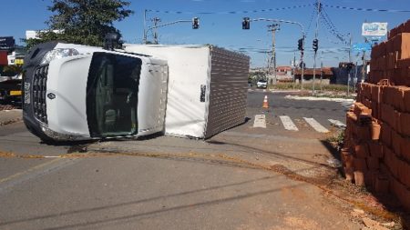 Caminhão tomba após colisão na Avenida Olívio Franceschi