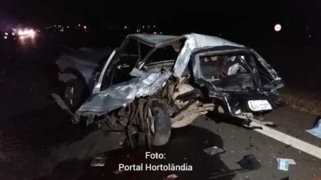 Uma mulher e uma criança morreram após serem lançados de carro em acidente na rodovia dos Bandeirantes em Hortolândia