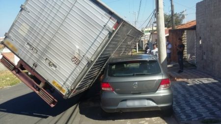 Caminhão tomba em cima de carro no Jardim Nova Europa