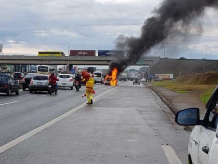 Acidente faz carro queimar por inteiro na Rodovia Anhanguera em Sumaré