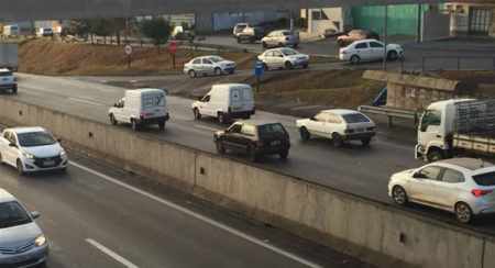 Vídeo mostra Motoristas entrando na contra mão para escapar de trânsito na rodovia SP 101