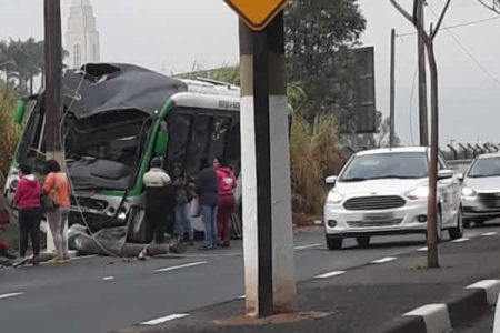 Motorista perde controle e ônibus colide com poste em Sousas
