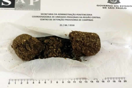 Scanneador corporal detecta droga em ânus de visitante