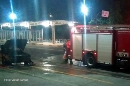 Carro pega fogo após apresentar curto-circuito elétrico na Avenida Olívio Franceschi