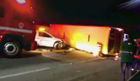 Ônibus de Hortolândia tomba na rodovia dos Tamoios em Caraguatatuba
