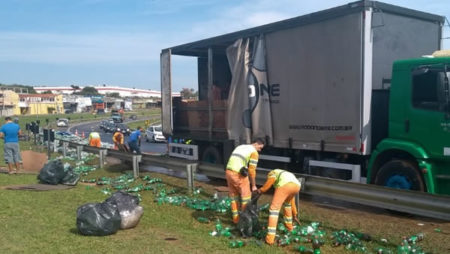 População é impedida de saquear refrigerantes que caíram de caminhão em Hortolândia
