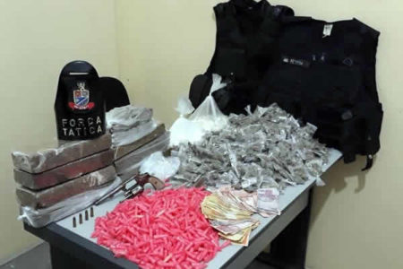 Dois menores são apreendidos um maior preso com drogas e arma na Vila São Pedro