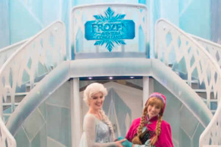 Elsa e Anna na atração Frozen Uma Brincadeira Congelante no Campinas Shopping