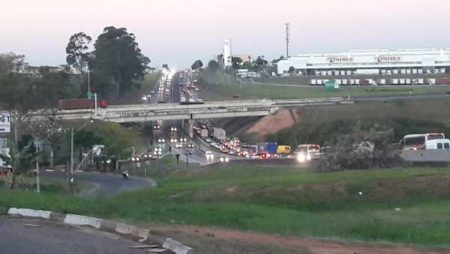 Acidente entre carro e moto deixa motociclista ferido e causa lentidão na rodovia SP-101