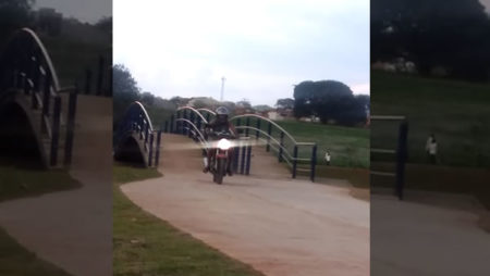 Motoqueiros utilizam passagem destinada a pedestre no Lago da Fé