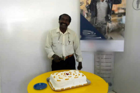 Funcionários surpreendem aluno de 83 anos com festa de aniversário e docente fica emocionado