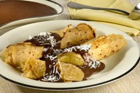 Panqueca Recheada com Abacaxi e Coco ao Molho de Chocolate.