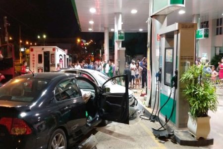 Dois carros colidem e vão parar em posto  combustível, em Monte Mor