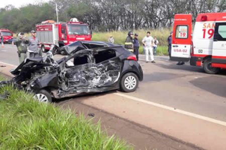 Acidente entre carros deixa uma mulher e dois homens gravemente feridos