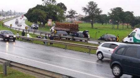 Acidente envolvendo três veículos deixa motociclista gravemente ferido
