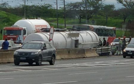 Suspeito de roubar caminhão tomba veículo na Rodovia Dom Pedro I